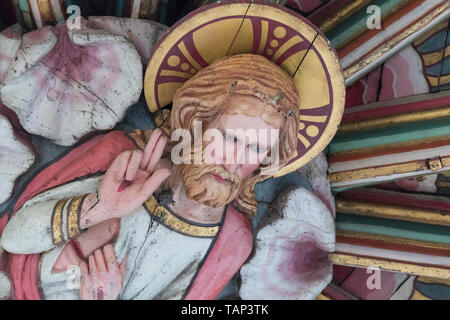 Cattedrale di Ely - Sculture in legno dipinto di Cristo in maestà nel centro dell'Ottagono Torre Lanterna - Ely, Cambridgeshire, England, Regno Unito Foto Stock