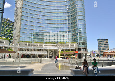 Milano/Italia - Luglio 15, 2016: Fontana e grattacieli della bella Gae Aulenti square con la nuova Unicredit torri della Porta Nuova centro business Foto Stock