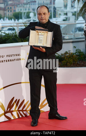 25 maggio 2019 - Cannes, Francia - CANNES, Francia - 25 Maggio: Cesar Diaz, vincitore della fotocamera d'Or award per il film ''Nuestras Madres" pone al vincitore photocall durante la 72annuale di festival di pellicola di Cannes il 25 maggio 2019 a Cannes, Francia. (Credito Immagine: © Federico InjimbertZUMA filo) Foto Stock