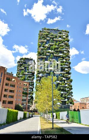 Milano, Italia - 15 Luglio 2016: una strada che conduce al famoso premio ecologico due molto costose torri residenziali denominato "Bosco Verticale". Foto Stock