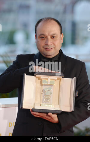 25 maggio 2019 - Cannes, Francia - CANNES, Francia - 25 Maggio: Cesar Diaz, vincitore della fotocamera d'Or award per il film ''Nuestras Madres" pone al vincitore photocall durante la 72annuale di festival di pellicola di Cannes il 25 maggio 2019 a Cannes, Francia. (Credito Immagine: © Federico InjimbertZUMA filo) Foto Stock