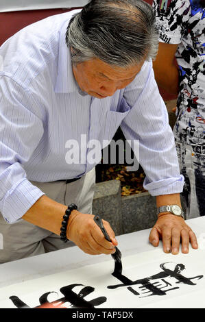 Un esperto di calligrafia dà una dimostrazione in Cina Foto Stock