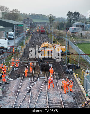 Railcare Railvac aspirare la zavorra intorno pointwork sulla linea principale della costa occidentale a nord di Carnforth durante un weekend di tutti i lavori di ingegneria di chiusura Foto Stock