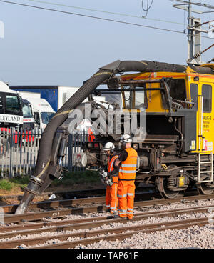 Railcare Railvac aspirare la zavorra intorno pointwork sulla linea principale della costa occidentale a nord di Carnforth durante un weekend di tutti i lavori di ingegneria di chiusura Foto Stock