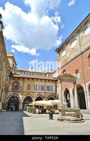 Milano/Italia - Luglio 15, 2016: Mercanti piazza, Piazza Mercanti, medievale incredibile outlook e antica architettura a Milano in una soleggiata giornata estiva. Foto Stock