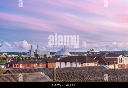 Vista sopra i tetti a Southampton per il FER in Marchwood (Marchwood recupero energetico Facility) di un impianto di incenerimento di rifiuti a Southampton, England, Regno Unito Foto Stock