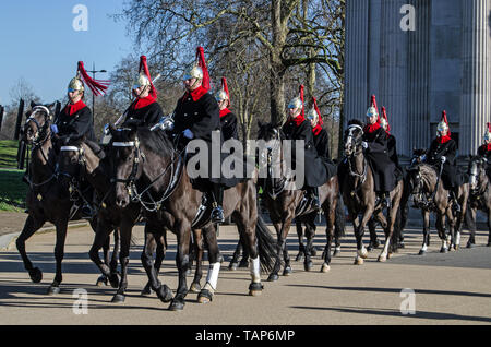 LONDON, Regno Unito - 28 gennaio 2016: soldati di cavalleria dal Blues e Royals reggimento cavalcando attraverso la Wellington Arch a Hyde Park Corner. Parte di H Foto Stock