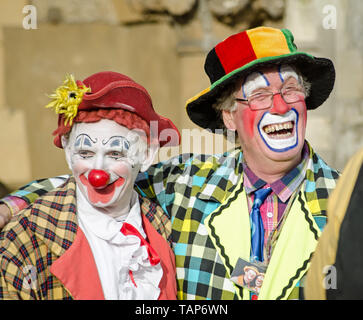 LONDON, Regno Unito - 7 febbraio 2016: due clown condividendo una barzelletta in anticipo dell'annuale servizio in chiesa in memoria di Giuseppe Grimaldi presso Chiesa di Tutti i Santi di Foto Stock