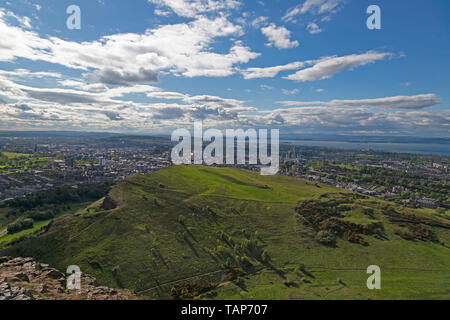 Vista guardando verso il basso in tutta Edimburgo in Scozia dall'antico colle fort sito di Arthur Seat. Foto Stock