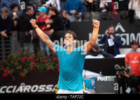 Raphael Nadal vincitore della partita contro Novak Djokovic e champio Internazionali BNL di Roma 2019 Foto Stock