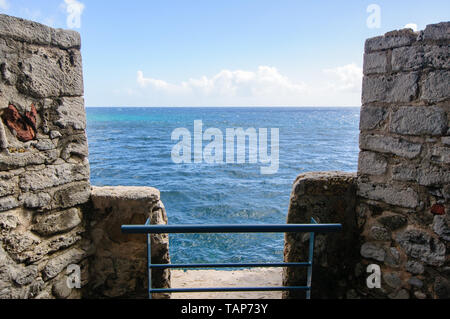 Vista del tropical blu del mare dalla parete della antica fortezza Foto Stock