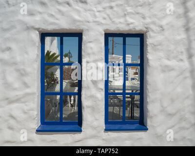 Santorini decor di stile greco edificio blu di Windows Foto Stock