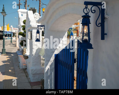 Santorini decor di stile greco edificio blu di Windows Foto Stock