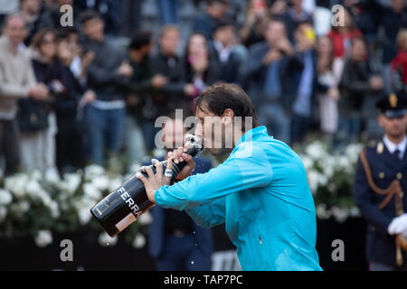 Raphael Nadal vincitore della partita contro Novak Djokovic e champio Internazionali BNL di Roma 2019 Foto Stock