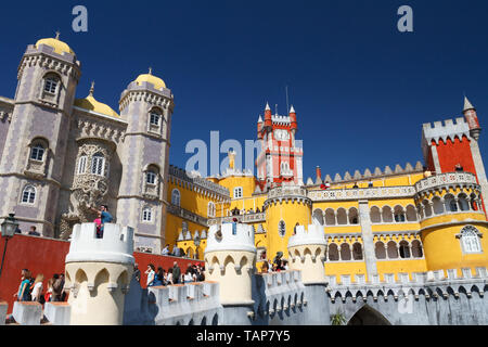 Pena Palace un Romanticist castello colorato a Sintra, Portogallo Foto Stock