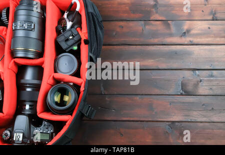 Accessori per fotocamera reflex digitale sul tavolo di legno Foto Stock