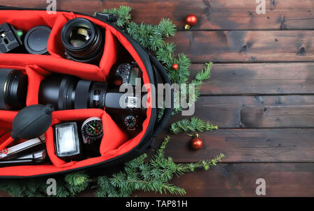 Accessori per fotocamera reflex digitale su sfondo di Natale Foto Stock