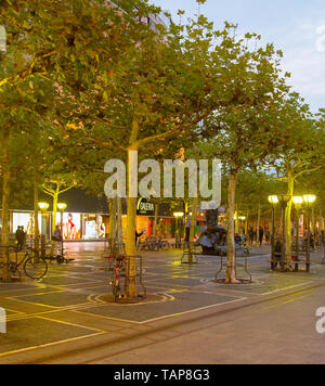 Francoforte, Germania - 3 Settembre 2018: Biciclette parcheggiate da alberi di downtown alley, street lanterne incandescente in sera Foto Stock