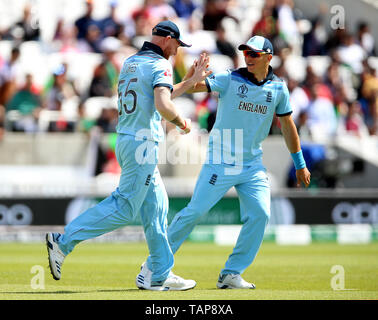 L'Inghilterra del Ben Stokes (sinistra) festeggia dopo aver preso la cattura dell'Afghanistan Naib Gulbadin durante l'ICC Cricket World Cup Warm up corrisponda al ovale, Londra. Foto Stock