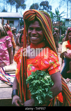 Papua Nuova Guinea. Fiume Sepik regione. Donna locale all aperto nel mercato. Foto Stock