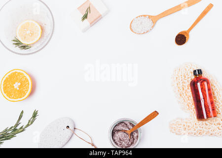 Piatto telaio laici di cosmetici naturali e accessori da bagno per la pulizia e la desquamazione della pelle del corpo su sfondo bianco. Foto Stock