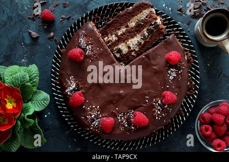 Torte Con Frutta Fresca E Fiori Commestibili Immagine Stock - Immagine di  torta, fiore: 166459979