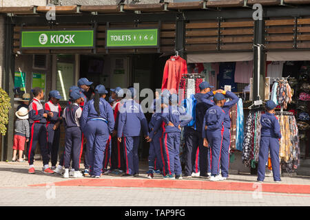 Gruppo o classe di South African scuola i bambini o i ragazzi in casuale uniforme scolastica alla Montagna della Tavola inferiore la stazione della funivia di Città del Capo in Sud Africa Foto Stock