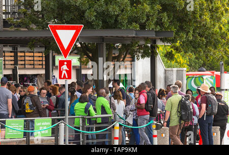 La folla di turisti e persone in coda al di fuori della biglietteria presso la Montagna della Tavola inferiore la stazione della funivia di andare fino al tramonto Cape Town, Sud Africa Foto Stock