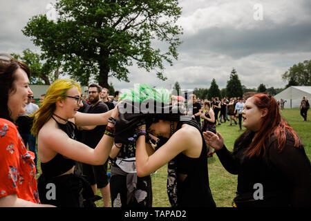 Hatfield, Regno Unito, 26 maggio 2019. Mohawk parrucchieri pongono problemi per i frequentatori del festival a Slam Dunk Sud. Credito: Richard Etteridge / Alamy Live News Foto Stock