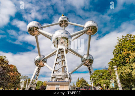 L'Atomium ,un punto di riferimento struttura di sfere di metallo a Bruxelles, originariamente costruito per il 1958 Bruxelles fiera mondiale ,Bruxelles,Belgio Foto Stock