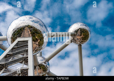 L'Atomium ,un punto di riferimento struttura di sfere di metallo a Bruxelles, originariamente costruito per il 1958 Bruxelles fiera mondiale ,Bruxelles,Belgio Foto Stock