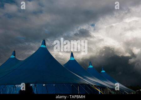 Hatfield, Regno Unito, 26 maggio 2019. Meteo misto di sole e docce durante la Slam Dunk Sud Festival. Credito: Richard Etteridge / Alamy Live News Foto Stock