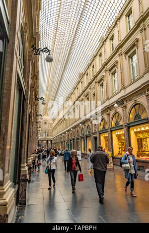 La gente a piedi attraverso Les Galeries Royales Saint-Hubert , un elegante smaltata shopping arcade a Bruxelles ,Belgio Foto Stock