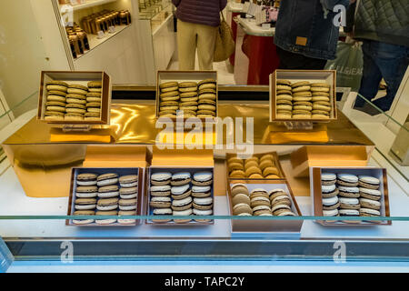 Macarons sulla visualizzazione in finestra di hte di un belga di lusso negozio di cioccolato in Les Galeries Royales Saint-Hubert Foto Stock