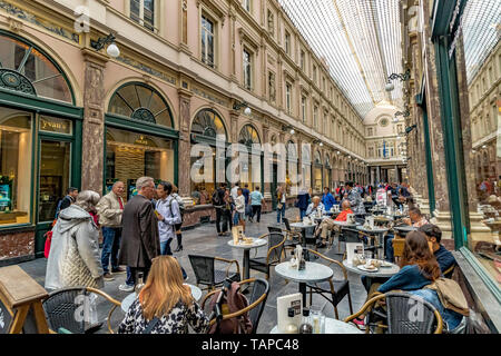 La gente a piedi attraverso Les Galeries Royales Saint-Hubert , un elegante smaltata shopping arcade a Bruxelles ,Belgio Foto Stock