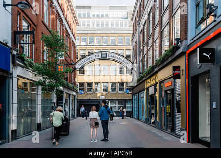 London, Regno Unito - 15 Maggio 2019: Carnaby Street con lusso fashion retail negozi nella zona di Soho nella City of Westminster, Londra Foto Stock