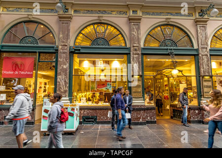Gli acquirenti e i visitatori a piedi attraverso Les Galeries Royales Saint-Hubert , un elegante smaltata shopping arcade a Bruxelles ,Belgio Foto Stock