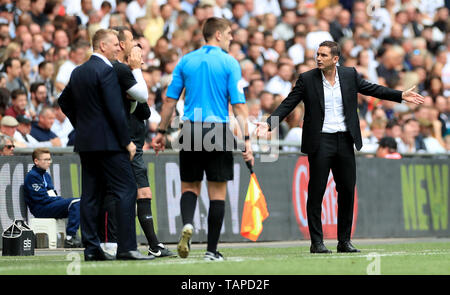 Aston Villa manager Dean Smith (sinistra), assistente del coach John Terry (seconda a sinistra) e Derby County manager Frank Lampard (a destra) durante il cielo scommessa campionato Play-off finale allo stadio di Wembley, Londra. Foto Stock