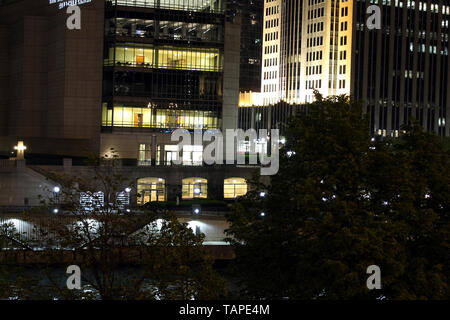 Il Gleacher Center della University of Chicago, un edificio lungo il fiume Chicago a Streeterville di notte Foto Stock