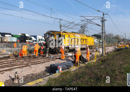 Railcare Railvac aspirare la zavorra intorno pointwork sulla linea principale della costa occidentale a nord di Carnforth durante un weekend di tutti i lavori di ingegneria di chiusura Foto Stock