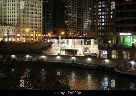 Il nuovo Apple Store su Michigan Ave e il fiume Chicago sul lungofiume di fronte al Wrigley Building di notte Foto Stock