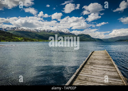Il molo di legno sul fiordo Gloppen, Norvegia Foto Stock