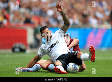 Derby County's Bradley Johnson (sinistra) e Aston Villa John McGinn (destra) battaglia per la sfera durante il cielo scommessa campionato Play-off finale allo stadio di Wembley, Londra. Foto Stock