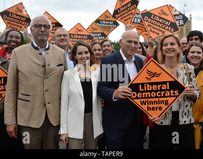 I liberali democratici leader Sir Vince il cavo (seconda a destra) è unita da attivisti e il partito della tre nuovi deputati, (da sinistra a destra) Dinesh Dhamija, Luisa Porritt e Irina von Wiese, come si celebra il miglior europeo risultato elettorale del partito della storia nel centro di Londra. Foto Stock