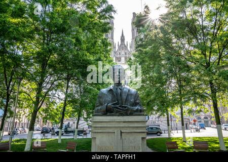 Busto in bronzo statua del re Baldovino del Belgio dallo scultore Henri Lenaerts davanti alla Cattedrale di San Michele e Santa Gudula Foto Stock