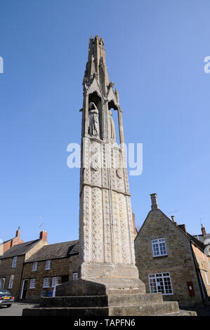 Eleanor Cross, Geddington. Northamptonshire, sorge al centro del villaggio, è stato uno dei dodici eretto da re Edoardo I ed è uno dei soli tre Foto Stock