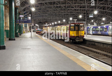 Classe Scotrail 314 elettrico treno alla stazione centrale di Glasgow Foto Stock