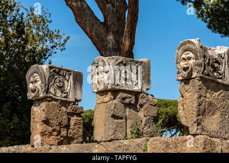 Maschere Teatrali dalla decorazione dell'Anfiteatro Romano di Ostia Antica colonia fondata nel VII secolo A.C. Roma, sito patrimonio mondiale dell'UNESCO, Italia Foto Stock