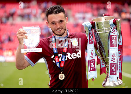 Aston Villa John McGinn celebra la vittoria alla fine del cielo scommessa campionato Play-off finale allo stadio di Wembley, Londra. Foto Stock