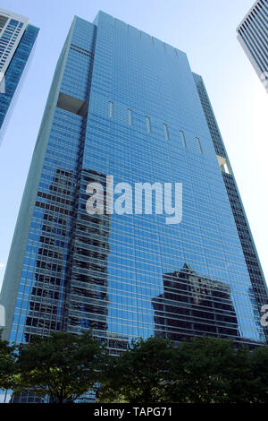 Il Blue Cross Blue Shield edificio su Randolph attraverso da Maggie Daley Park nel centro cittadino di Chicago, Illinois, Stati Uniti d'America Foto Stock